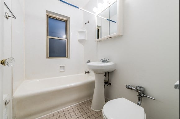 Austin Apartments for rent in Chicago | 5957 W Madison Bathroom